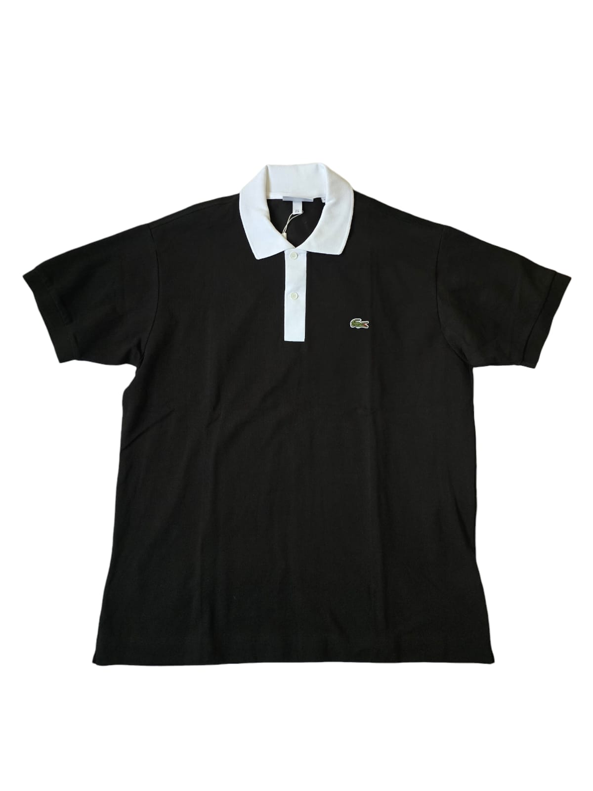 Polo de Piqué Lacoste negra, Corte Regular, Cuello acanalado con ribete en contraste